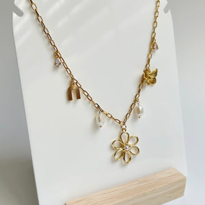 Daisy charm necklace