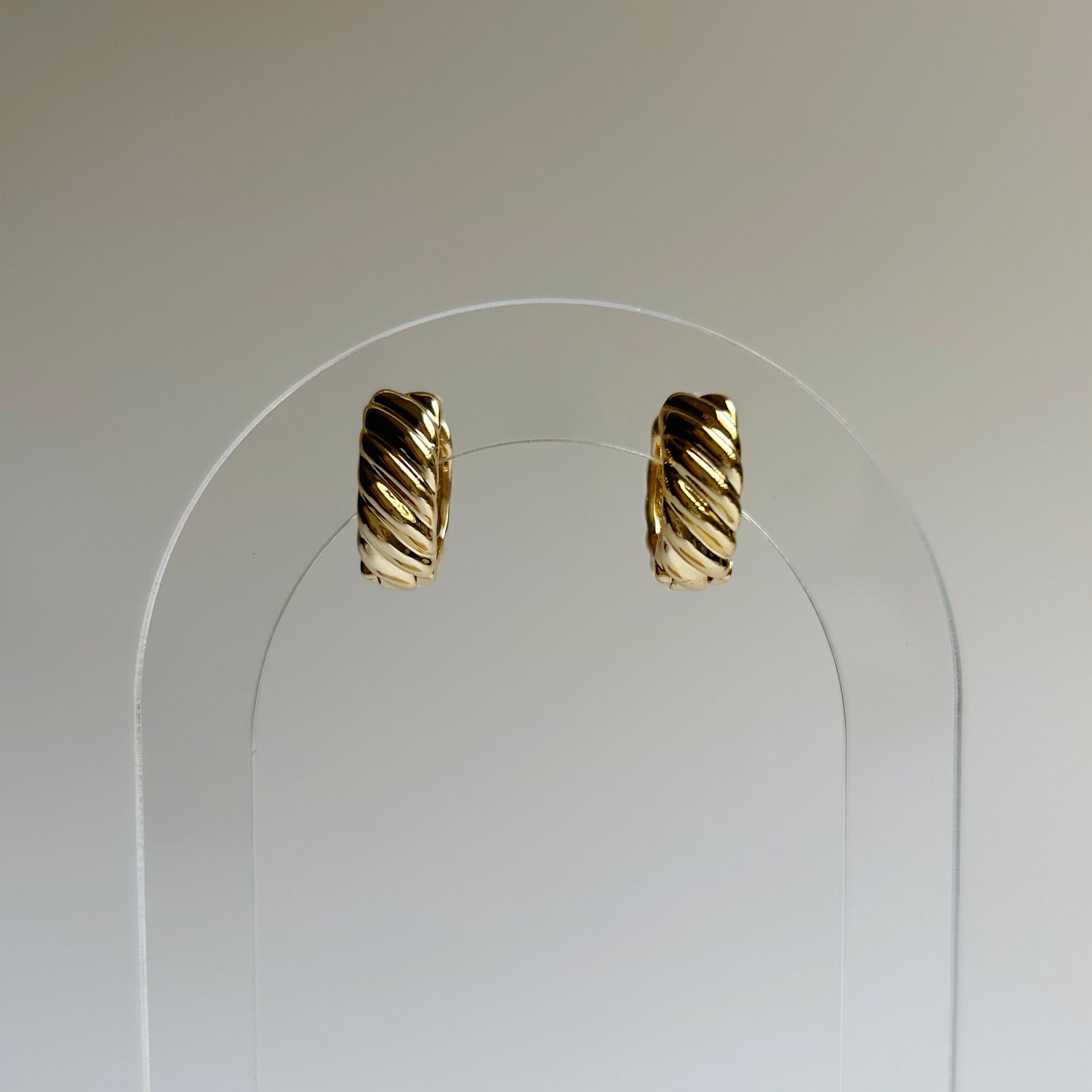 Flat Twist huggies